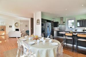 Kuchyň nebo kuchyňský kout v ubytování Les Verts Sapins - Avec grand jardin