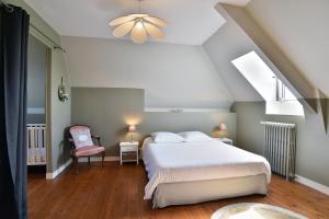 Postel nebo postele na pokoji v ubytování Les Verts Sapins - Avec grand jardin