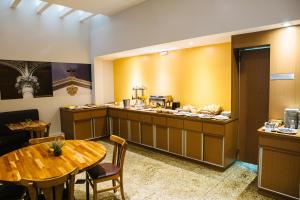 Příslušenství pro přípravu čaje a kávy v ubytování Pompeu Rio Hotel