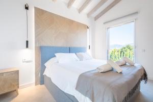 Un dormitorio con una cama grande con una ventana grande. en Finca Son Set, en Inca 29 fotos más