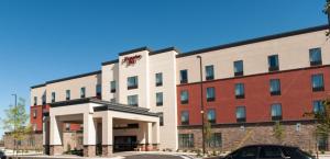 摩根堡Hampton Inn by Hilton Fort Morgan的酒店正面效果图
