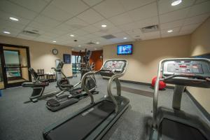 Hampton Inn by Hilton Fort Morgan的健身中心和/或健身设施