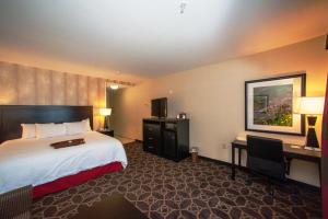 摩根堡Hampton Inn by Hilton Fort Morgan的配有床和书桌的酒店房间 更多9张照片