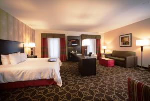 摩根堡Hampton Inn by Hilton Fort Morgan的配有床和沙发的酒店房间
