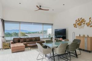 Televiisor ja/või meelelahutuskeskus majutusasutuses Luxurious 3br Villa Malina Sea & Jungle Views