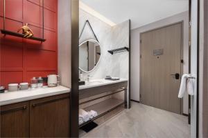 Ένα μπάνιο στο Wanda Moments Beijing Qianmen Hotel - Close to Tiananmen Square