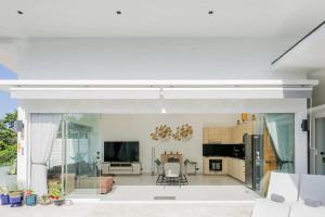 Köök või kööginurk majutusasutuses Luxurious 3br Villa Malina Sea & Jungle Views