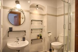 a bathroom with a toilet and a sink and a mirror at Pokoje gościnne "Old Town" in Oświęcim