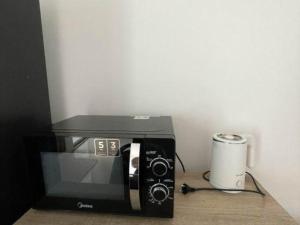 a microwave oven sitting on top of a table at Orchid Residence At Amata in Si Racha