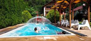 Der Swimmingpool an oder in der Nähe von Wellness Simply Relax - Chopok- privátna vírivka, sauna