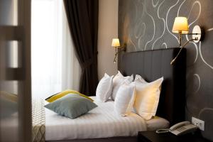 Postel nebo postele na pokoji v ubytování Hotel Saint Germain