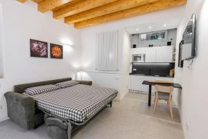 a bedroom with a bed and a table in a room at Little Suite Bellagio Da Pierina in Bellagio