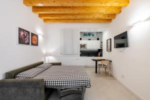 a bedroom with a bed and a table in a room at Little Suite Bellagio Da Pierina in Bellagio