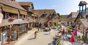 une maquette d'une rue dans une ville médiévale dans l'établissement Maison cosy à deux pas du port et de la plage- idéale pour familles, à Dives-sur-Mer