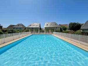 - une piscine en face de certaines maisons dans l'établissement Maison cosy à deux pas du port et de la plage- idéale pour familles, à Dives-sur-Mer