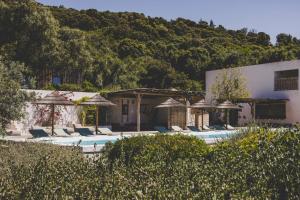 Бассейн в VILLA FLAKA Boutique Hôtel Confidentiel et Convivial или поблизости