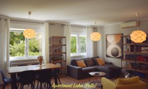 Posezení v ubytování Modern and Elegant Apartment in a Quiet Part of Pula