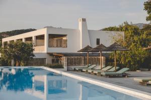 卡尔热斯VILLA FLAKA Boutique Hôtel Confidentiel et Convivial的设有游泳池、椅子和遮阳伞的度假村