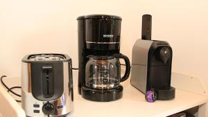 a coffee maker and a blender on a counter at FEWO Wimmer in Bischofswiesen