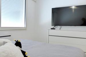 - une chambre avec une télévision à écran plat sur une commode dans l'établissement Apartment with garden 200 m from the beach, à Sanary-sur-Mer