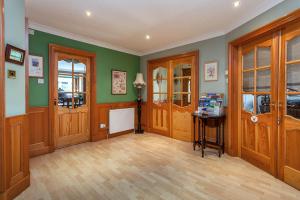 The lobby or reception area at Airenlea 