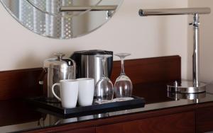 Příslušenství pro přípravu čaje a kávy v ubytování Tsaghkadzor Marriott Hotel