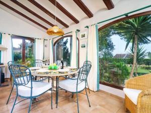Un comedor con mesa y sillas en Encantadora villa en Javea con piscina privada y aire acondicionado, cerca de la playa - ES-160-18, en Denia