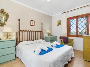 Un dormitorio con una cama con dos toallas encima. en Encantadora villa en Javea con piscina privada y aire acondicionado, cerca de la playa - ES-160-18, en Denia 10 fotos más