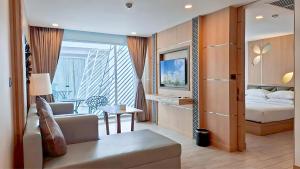 Кровать или кровати в номере Clarian Hotel Beach Patong