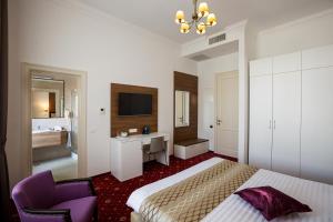 Postel nebo postele na pokoji v ubytování Hotel Saint Germain