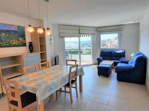 Una cocina y una sala de estar con mesa y sillas. en Apartamento tranquilo con terraza y jardín cerca de la playa - ES-170-47, en Llançà