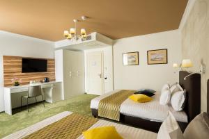 TV a/nebo společenská místnost v ubytování Hotel Saint Germain