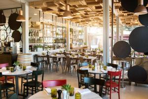 Reštaurácia alebo iné gastronomické zariadenie v ubytovaní Golfo del Sole Hotel & Holiday Resort