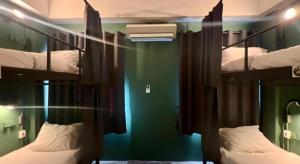 Postel nebo postele na pokoji v ubytování Nimman Forest Hostel