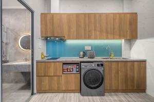 Dapur atau dapur kecil di Amara Apartment - Near My Khe Beach & City Center by The Key +38 gambar