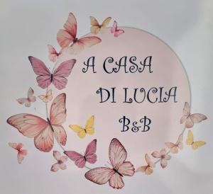 ein Kreis aus Schmetterlingen mit einem Schild mit der Aufschrift „Classida Dolola BC“ in der Unterkunft A Casa di Lucia-Appartamento Deluxe in Piedimonte San Germano + 13 Fotos