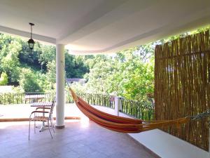 een hangmat op een veranda van een huis bij Holiday House Villa Neda in Utjeha