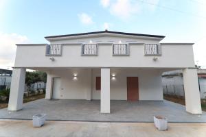 Una casa blanca con dos balcones en la parte superior. en Twins House Vacation Home, en Carini