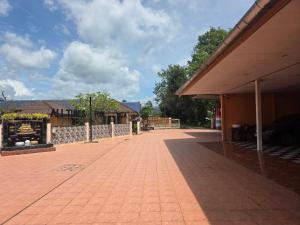 Ban Tha KhunAll Times Bungalows的建筑物前的砖砌走道