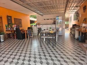 Ban Tha KhunAll Times Bungalows的一间位于一楼的餐厅,配有桌椅