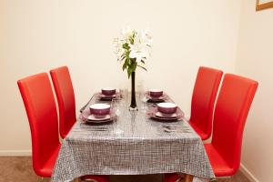 A restaurant or other place to eat at Stay Norwich Apartment with Parking 