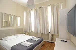 een slaapkamer met een bed met twee handdoeken erop bij Via Torino Apartment 3 in Milaan