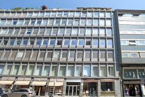 een groot gebouw met veel ramen aan een straat bij Via Torino Apartment 3 in Milaan
