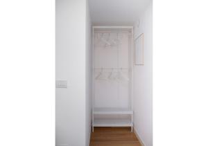 a closet with white walls and white hangers at Appartamento Deluxe a Padova, 2 Camere da Letto, 6 ospiti in Padova