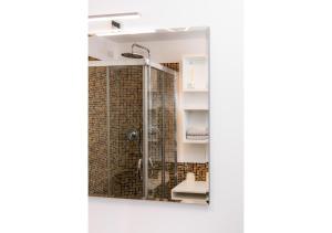 a bathroom with a shower and a mirror at Appartamento Deluxe a Padova, 2 Camere da Letto, 6 ospiti in Padova +18 photos