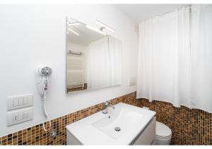 a bathroom with a sink and a mirror and a toilet at Appartamento Deluxe a Padova, 2 Camere da Letto, 6 ospiti in Padova