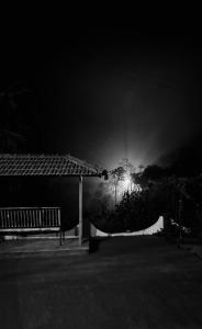 una foto en blanco y negro de un edificio por la noche en Northern valley, en Madikeri