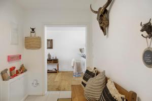 a living room with white walls and a couch at Lieblingsplatz Ferienwohnung in Bad Tölz +27 photos
