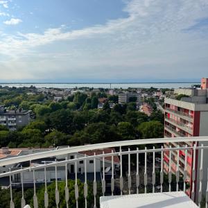 desde el balcón de un edificio con vistas a la ciudad en La Torre 9B studio&parking, en Lignano Sabbiadoro 5 fotos más