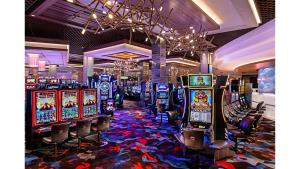 un casino con un montón de máquinas tragamonedas en StripSuite Palms Place One Bedroom Hotel, Resort & Casino, en Las Vegas